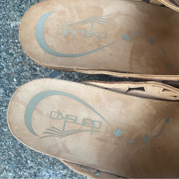 Dansko women 39 (8.5) mules leather Sandal 3” heel cutout flower design open toe - Picture 4 of 9